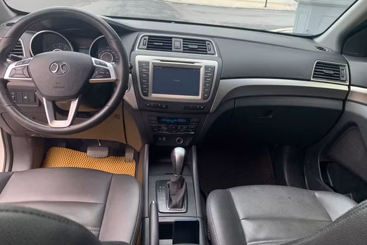 Nhờ kích thước lớn nên BAIC X65 có không gian tương đối rộng rãi, khách hàng có hai tùy chọn tông màu gồm đen và be. Các điểm nhấn thể thao thể hiện ở thiết kế vô lăng 3 chấu, cụm đồng hồ dạng ống, lẫy chuyển số dưới vô lăng, ghế ngồi thể thao và dải ốp trang trí màu bạc.