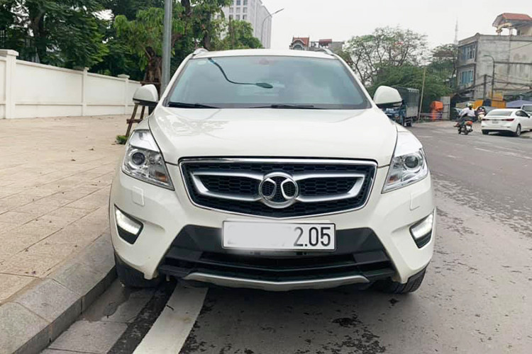 BAIC X65 phiên bản 2016 sở hữu kích thước dài, rộng, cao tương ứng (4.654 x 1.816 x 1.680)mm, cùng chiều dài cơ sở 2.670 mm, khoảng sáng gầm xe 180 mm. Các thông số này có phần nhỉnh hơn các đối thủ cùng phân khúc vào thời điểm đó là Honda CR-V hay Mazda CX-5.