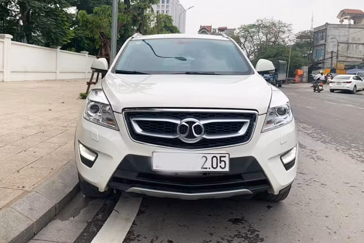 BAIC X65 phiên bản 2016 sở hữu kích thước dài, rộng, cao tương ứng (4.654 x 1.816 x 1.680)mm, cùng chiều dài cơ sở 2.670 mm, khoảng sáng gầm xe 180 mm. Các thông số này có phần nhỉnh hơn các đối thủ cùng phân khúc vào thời điểm đó là Honda CR-V hay Mazda CX-5.