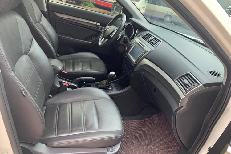 Ngoài ra, xe còn có ghế lái điều chỉnh điện 6 hướng, hệ thống an toàn khá đầy đủ với 7 túi khí, hệ thống phanh ABS/EBD, cân bằng điện tử ESP, cảm biến áp suất lốp, camera lùi toàn cảnh 360, cảm biến lùi.