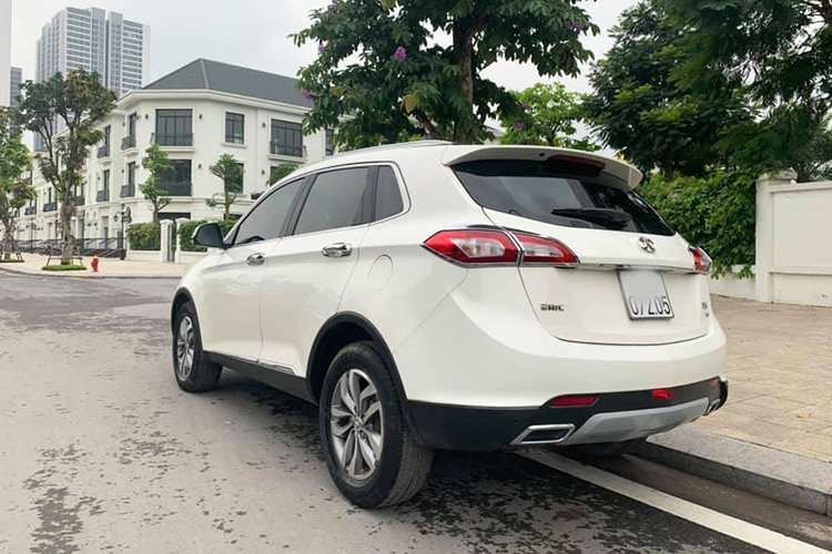 Giá xe BAIC X65 2016 khi ra mắt thị trường khoảng hơn 600 triệu đồng, sau 3 năm sử dụng nhiều chủ chiếc xe đang rao bán trên thị trường xe cũ với giá hơn 400 triệu đồng. Tuy nhiên, mẫu xe này vẫn còn khá kén khách - thậm chí ít người dám bỏ ra số tiền này để mua xe Trung Quốc đã qua sử dụng tới 3 năm.