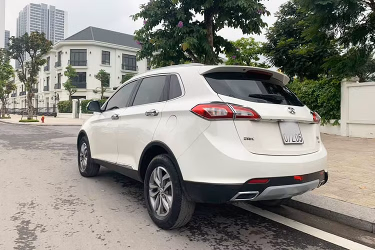 Giá xe BAIC X65 2016 khi ra mắt thị trường khoảng hơn 600 triệu đồng, sau 3 năm sử dụng nhiều chủ chiếc xe đang rao bán trên thị trường xe cũ với giá hơn 400 triệu đồng. Tuy nhiên, mẫu xe này vẫn còn khá kén khách - thậm chí ít người dám bỏ ra số tiền này để mua xe Trung Quốc đã qua sử dụng tới 3 năm.