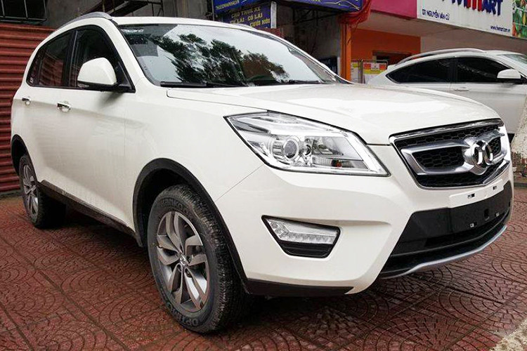 Khi xe ôtô ngày càng phổ biến thì việc tìm kiếm những mẫu xe cũ giá rẻ đã qua sử dụng không còn mấy khó khăn. Chiếc xe Trung Quốc BAIC X65 với kiểu thiết kế SUV 5 chỗ nhưng giá bán hiện tại chỉ tương đương Kia Morning là một lựa chọn có thể cân nhắc cho những người muốn mua xe để sử dụng gia đình. Chiếc xe này sản xuất năm 2016, mới qua 3 năm sử dụng nên vẫn còn khá mới.