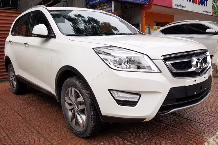 Khi xe ôtô ngày càng phổ biến thì việc tìm kiếm những mẫu xe cũ giá rẻ đã qua sử dụng không còn mấy khó khăn. Chiếc xe Trung Quốc BAIC X65 với kiểu thiết kế SUV 5 chỗ nhưng giá bán hiện tại chỉ tương đương Kia Morning là một lựa chọn có thể cân nhắc cho những người muốn mua xe để sử dụng gia đình. Chiếc xe này sản xuất năm 2016, mới qua 3 năm sử dụng nên vẫn còn khá mới.