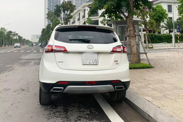 Phía trước có thiết kế khá mạnh mẽ, dứt khoát nhưng cụm lưới tản nhiệt có hình thù ẻo lả, không được sắc sảo. Xe sở hữu bộ mâm hợp kim kích thước 17 inch cùng bộ lốp Michelin tiêu chuẩn 225/60 R17, khá nhỏ nếu so với CX-5 hay CR-V. Trong khi đó phía sau BAIC X65 có thiết kế đẹp mắt hơn với cụm đèn LED hiện đại và ống xả đôi ở hai bên.