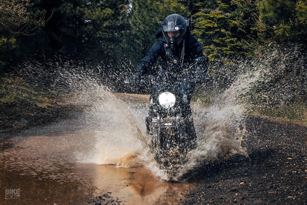 “Khi chạy ở khu vực này có thể sẽ gặp phải những con đường lạ kéo dài đến 20 dặm. Chúng uốn lượn theo con sông hoặc dãy núi với nhiều khúc cua. Việc đi vào đó rất thú vị nhưng ẩn chứa nhiều nguy hiểm. Do đó, thiết bị bay này để giúp chúng tôi khảo sát con đường phía trước”, Kevin giải thích.