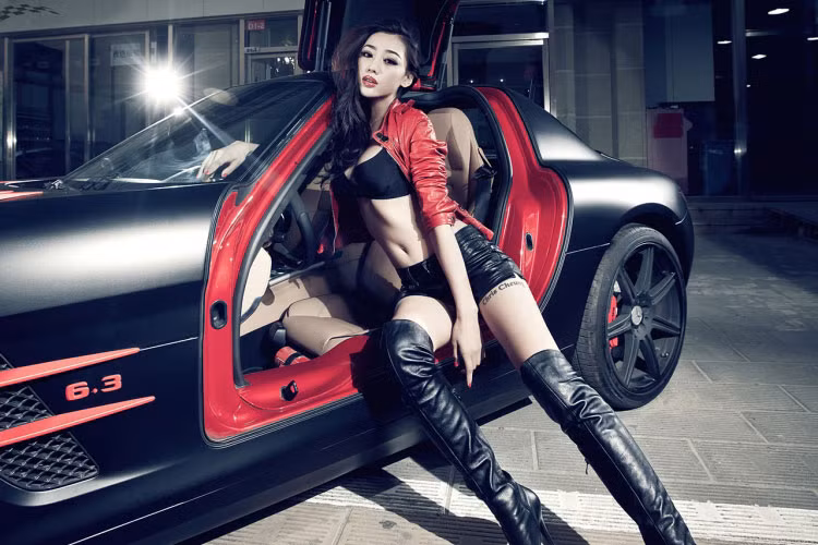 Mercedes-Benz SLS AMG sử dụng động cơ V8, dung tích 6,3 lít, hộp số ly hợp kép 7 cấp cho khả năng tăng tốc từ 0 đến 100 km/h chỉ trong vòng 3,7 giây, tốc độ tối đa đạt 317 km/h.