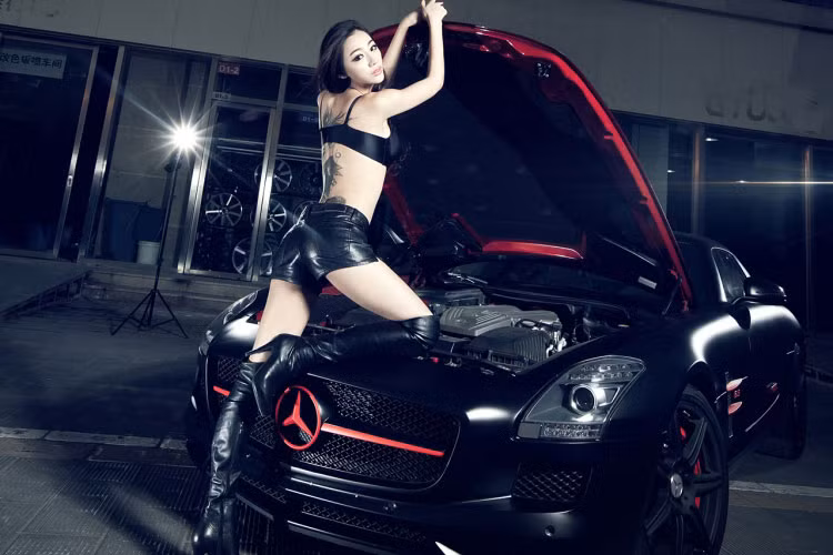 Tại thị trường Việt Nam, siêu xe Mercedes-Benz SLS AMG được một số đại lý xe chào bán với mức giá khoảng 11,8 tỷ đồng.