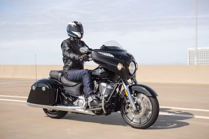 Tại thị trường Mỹ, Indian Chieftain Elite sẽ chỉ có tổng cộng 350 chiếc được bán ra với giá 31.499 USD (713 triệu đồng). Bên cạnh đó, phiên bản Chieftain Limited có mức giá thấp hơn, chỉ 24.999 USD (khoảng 566 triệu đồng). Tại Mỹ, Indian được xem là đối thủ trực tiếp của Harley-Davidson.