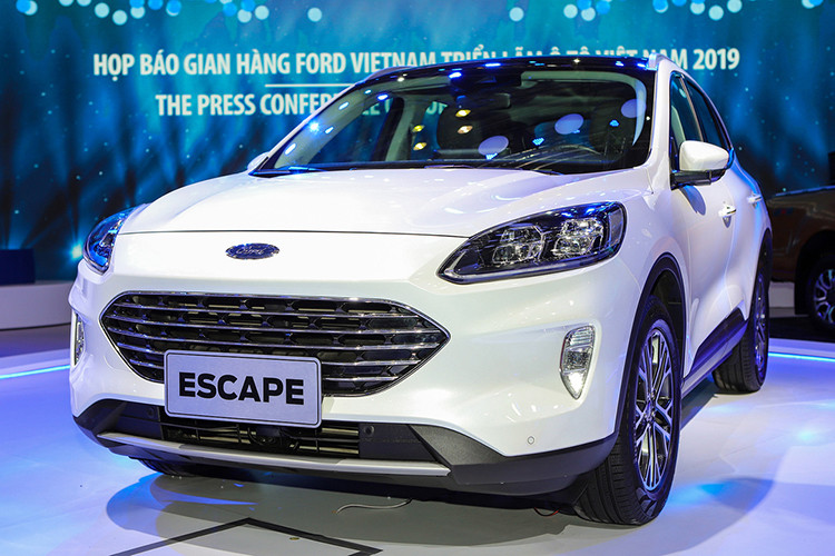 Ford Escape thế hệ mới từng xuất hiện tại triển lãm VMS 2019 dưới dạng xe trưng bày. Bản thương mại dự kiến sẽ bán vào cuối năm nay. Nhiều lần xe bị bắt gặp chạy thử trong khuôn viên nhà máy Hải Dương. 
