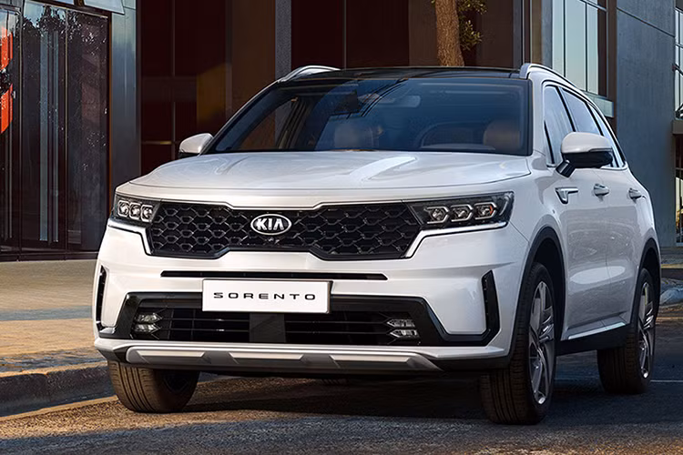 Sau một thời gian dài không nâng cấp, Kia Sorento chuẩn bị đưa về thế hệ mới vừa ra mắt thị trường quốc tế cách đây không lâu. Dự đoán, Sorento vẫn được bán dưới dạng xe lắp ráp trong nước như thế hệ hiện tại và cạnh tranh trực tiếp với Hyundai Santa Fe.