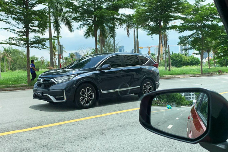 Các đại lý đang rao bán thanh lý lô xe Honda CR-V nhập khẩu cuối cùng để dọn kho chứa CR-V phiên bản lắp ráp trong nước. Honda CR-V lắp ráp trong nước là phiên bản nâng cấp giữa vòng đời nên chỉ có sự thay đổi nhẹ về thiết kế.
