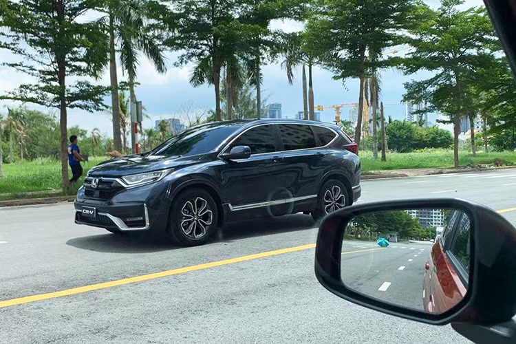 Các đại lý đang rao bán thanh lý lô xe Honda CR-V nhập khẩu cuối cùng để dọn kho chứa CR-V phiên bản lắp ráp trong nước. Honda CR-V lắp ráp trong nước là phiên bản nâng cấp giữa vòng đời nên chỉ có sự thay đổi nhẹ về thiết kế.