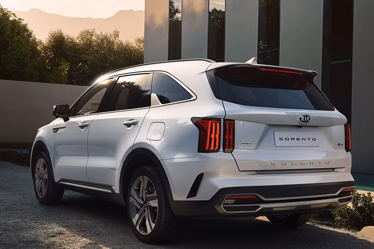 Kia Sorento 2021 thay đổi mạnh mẽ về thiết kế nội/ngoại thất. Xe sở hữu ngoại hình vuông vức. Chiều dài cơ sở của xe cũng tăng tới 35 mm. Nội thất khá sang chảnh với 2 màn hình 12,3 inch và 10,25 inch. Đèn viền nội thất và ghế bọc da với nhiều chi tiết cách điệu. Các thông số về động cơ vẫn chưa được hé lộ.