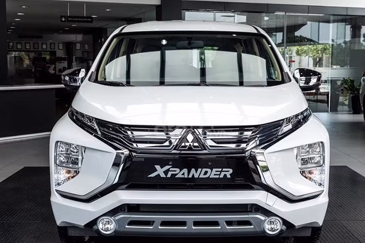 Điểm nhấn mới của xe nằm ở cụm đèn pha LED, bộ mâm mới, ăng-ten vây cá mập, cảm biến lùi, nội thất bọc da (không dùng nỉ như trước đây). Những thay đổi này đã hiện diện trên các bản nâng cấp tại một số nước khu vực Đông Nam Á. Hiện tại, giá xe Xpander dao động 555 - 630 triệu đồng. Tin đồn cho thấy, bản lắp ráp sẽ có giá cao hơn so với giá nhập khẩu.