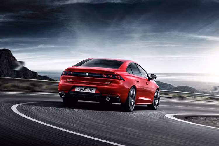 Peugeot 508 lắp ráp tại Việt Nam thuộc thế hệ hoàn toàn mới, cải tiến mạnh mẽ về thiết kế, công nghệ và khung gầm. Nét cá tính của mẫu xe này thể hiện ở cụm đèn LED dạng nanh sư tử và cụm đèn hậu LED vuốt sư tử.