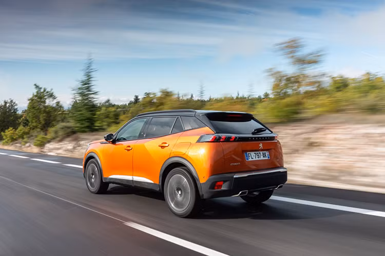 Trong khi đó, mẫu SUV đô thị cỡ nhỏ Peugeot 2008 sẽ hướng đến tầng lớp khách hàng cao cấp hơn. Một nguồn tin cho biết, Peugeot 2008 có ngoại hình gần giống mẫu Sedan Peugeot 508 và khoang nội thất là phiên bản thu nhỏ của đàn anh 3008 và 5008. "Trái tim" của xe có thể là loại 3 xy-lanh, dung tích 1,2L, sản sinh công suất tối đa 100 - 155 mã lực. Giá xe Peugeot 2008 dự kiến khoảng dưới 1 tỷ đồng.