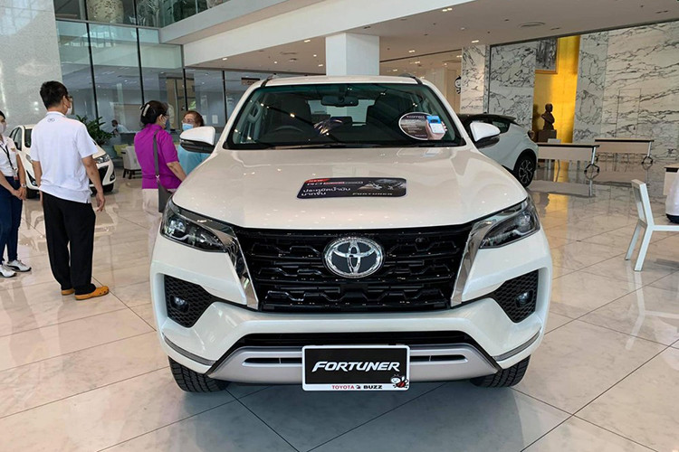 Toyota Fortuner 2021 mới phiên bản nâng cấp vừa ra mắt Thái Lan. Nhiều người dự doán ít nhất một năm nữa xe mới về Việt Nam. Thế nhưng, lần này Toyota Fortuner về nước nhanh hơn dự kiến. Mới đây, chiếc Toyota Fortuner bị bắt gặp trên đường, chưa rõ được nhập khẩu chính hãng hay tư nhân... thậm chí có tin đồn đây là xe lắp ráp?