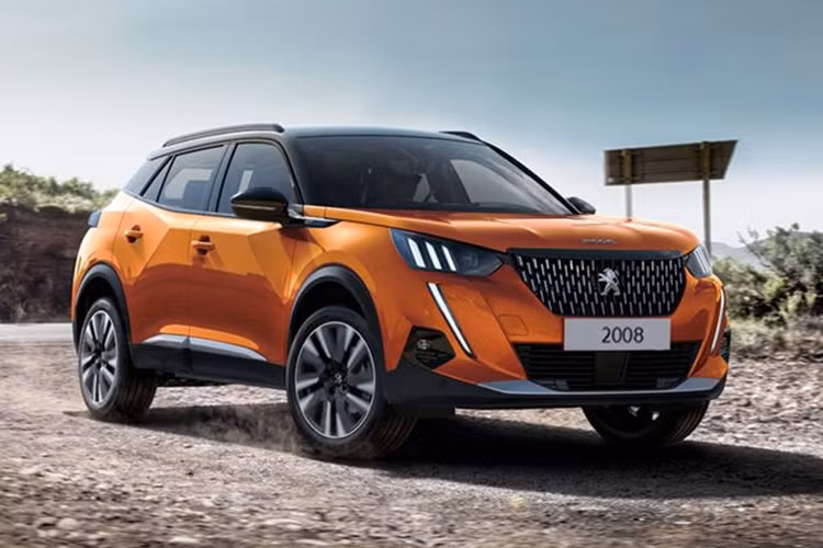 Khoang nội thất của xe có nhiều điểm tương đồng với "người anh em" 3008 và 5008. Bên dưới nắp ca-pô là khối động cơ xăng tăng áp, dung tích 1,6L, cho công suất tối đa 181 mã lực, mô-men xoắn tối đa 250 Nm, đi kèm hộp số tự động 8 cấp. Xe có giá dự kiến khoảng 1,4 tỷ đồng.