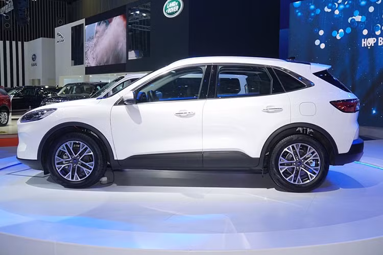 Escape sẽ thay thế Focus tại Việt Nam. Bên trong mẫu xe này tích hợp nhiều trang bị tiện nghi đáng tiền gồm: Đồng hồ kỹ thuật số, màn hình giải trí Sync 3 lớn, âm thanh cao cấp, kết hợp công nghệ an toàn chủ động. Rất có thể, xe sử dụng động cơ xăng 3 xy-lanh, dung tích 1.5L, sản sinh công suất tối đa 180 mã lực đi kèm hệ dẫn động AWD tuỳ chọn. Giá xe sẽ nằm quanh mức 1 tỷ đồng.