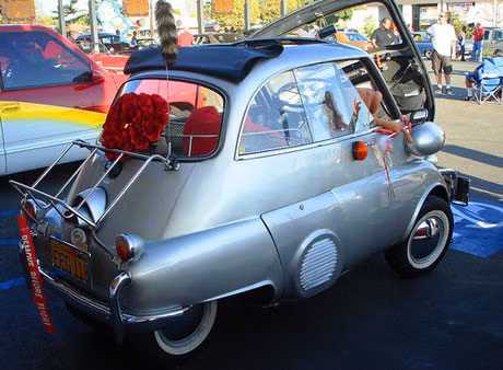 Chiếc xe cổ mini đầy cá tính này được trang trí với dải ruy băng mầu đỏ cùng những bông hồng kết thành hình trái tim chắc chắn sẽ khiến cho cô nàng của bạn thích thú và nhận lời với bạn đi khắp muôn nơi.