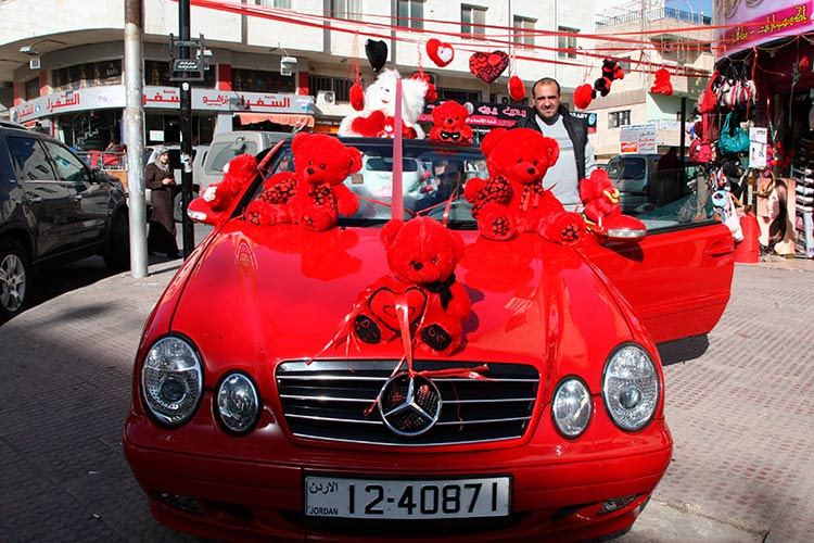 Anh chàng này chắc chắn sẽ khiến bạn gái của mình "siêu lòng" trong ngày lễ tình nhân 14/2 khi trang trí hàng loạt những chú gấu bông màu đỏ cùng ruy băng, trái tim... lên chiếc xe Mercedes màu đỏ mui trần đầy ấn tượng của mình.