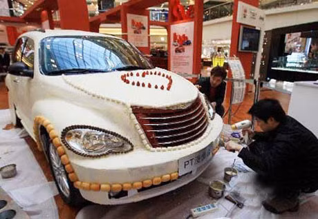 Một chiếc xe ôtô ngày Valentine đã được trang trí bằng bánh ngọt, sô cô la, kem cùng những vật liệu ngọt ngào để chuẩn bị cho lễ tình nhân ý nghĩa.