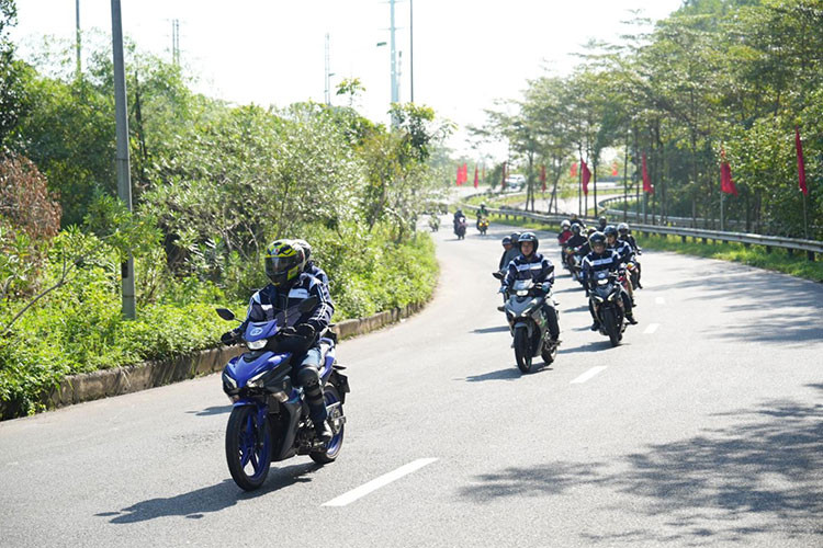 Giữ vòng tua máy đều cực kỳ quan trọng khi bạn cần vượt dốc cao hoặc đi trên địa hình ẩm ướt, trơn trượt.