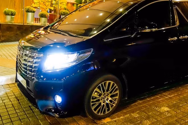 Tuy nhiên, với những đại gia muốn sở hữu nội thất sang trọng nhưng không quá phô trương, Alphard là lựa chọn phù hợp. Đối thủ chính của Toyota Alphard là Nissan Elgrand và Honda Odyssey.