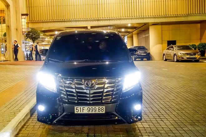  Toyota Alphard 2016 là chiếc MPV sang trọng cỡ lớn được sản xuất bởi Toyota từ năm 2002. Dòng xe này có hai phiên bản với 7 hoặc 8 chỗ ngồi. Động cơ xăng 2.4 và 3.5 lít.