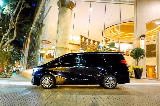 Chiếc xe được đặt tên Alphard, ngôi sao sáng nhất trong chòm sao Hydra. Alphard được sản xuất chủ yếu cho các thị trường Nhật Bản, Trung Quốc, Hongkong, Đài Loan, Thái Lan, Malaysia...