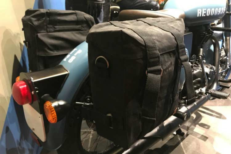 Yên xe vẫn là dạng solo theo phong cách cũ nhưng thiết kế đậm chất lính hơn, các chi tiết phụ kiện phía sau đi kèm như túi, ba lô... cũng mang một phong cách riêng đầy cá tính mà các mẫu xe trước không hề có.