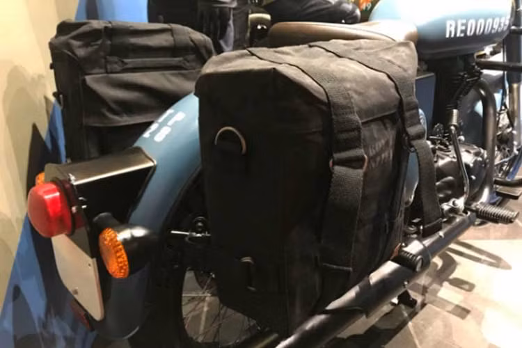 Yên xe vẫn là dạng solo theo phong cách cũ nhưng thiết kế đậm chất lính hơn, các chi tiết phụ kiện phía sau đi kèm như túi, ba lô... cũng mang một phong cách riêng đầy cá tính mà các mẫu xe trước không hề có.