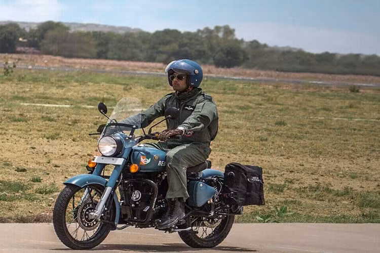 Tại thị trường Ấn Độ, giá xe Royal Enfield Classic 350 Signals 2018 khoảng 162.000 rupee, tương đương 2.300 USD (khoảng 53 triệu đồng). Đây được xem là sự lựa chọn hợp lý cho những người mới chơi xe môtô phân khối lớn hoặc muốn chọn một chiếc xe hoài cổ, cá tính.