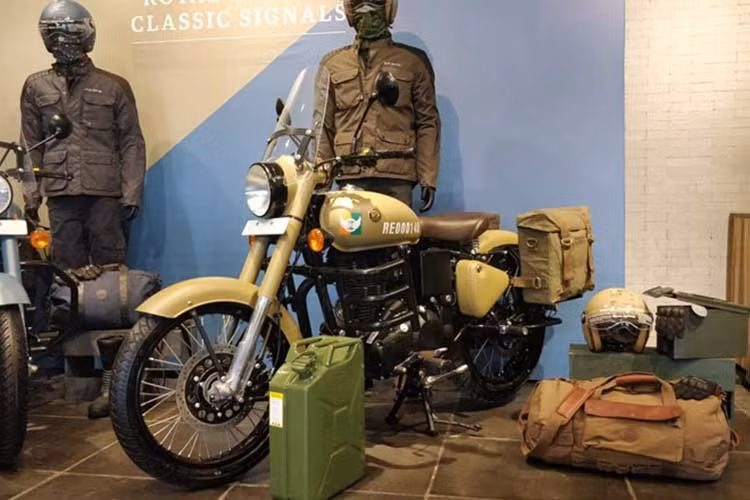 Lấy tên từ Lục quân Ấn Độ Quân (Indian Army Corps of Signals), phiên bản Royal Enfield 350 Classic Signals có hai phiên bản Airborne Blue và Storm Rider Sand. Phiên bản Airborne Blue sở hữu màu sơn xanh, tượng trưng cho lực lượng Không quân. Phiên bản Storm Rider Sand có màu nâu giống với màu đồng phục của quân đội Ấn Độ.