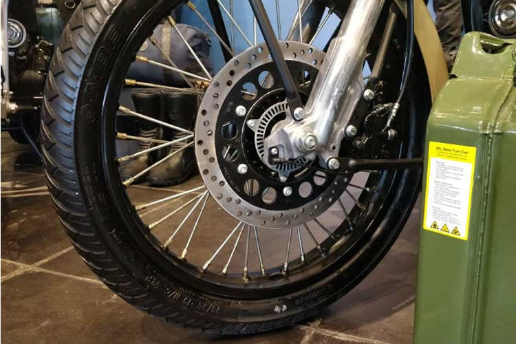 Hệ thống phanh của mẫu xe này đều ở dạng phanh đĩa đơn thủy lực cả trước và sau. Đặc biệt, trên phiên bản Royal Enfield 350 Classic Signals này nó được thương hiệu xe máy Anh quốc trang bị ABS hai kênh. Hệ thống treo dạng ống lồng thủy lực ở phía trước và giảm xóc đôi phía sau.