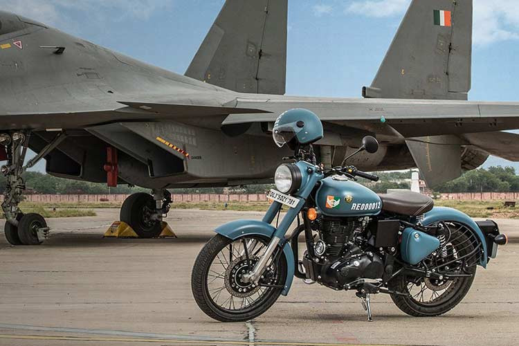 Royal Enfield 350 Classic Signals mới được trang bị động cơ tương tự Royal Enfield Classic 350 tiêu chuẩn, đó là khối động cơ xi-lanh đơn 346 cc, làm mát bằng không khí với công suất 19 mã lực ở 5.250 vòng/phút và mô-men xoắn 28 Nm tại 4.000 vòng/phút, hộp số côn tay 5 cấp. 