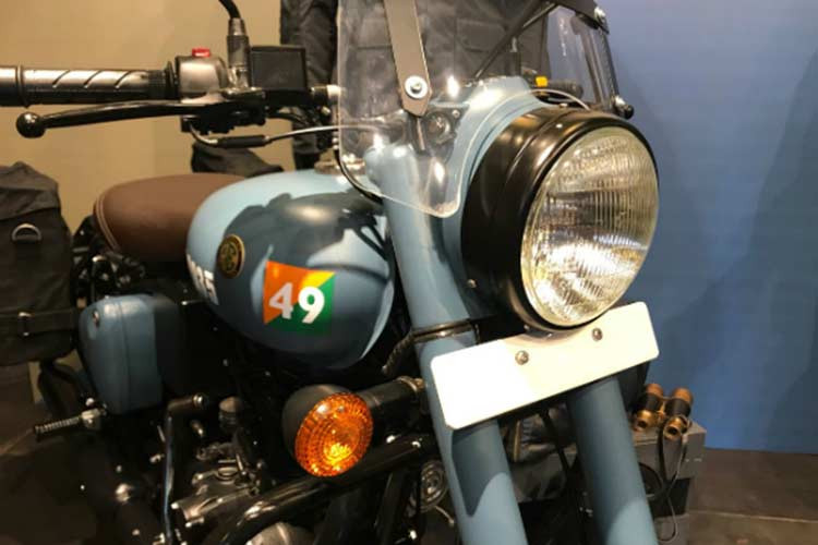 Các chi tiết mạ chrome trên thường thấy trên những mẫu Royal Enfield đã được loại bỏ ở 350 Classic Signals, thay vào đó là màu đen kim loại trên ốp đèn pha, nắp động cơ, ống xả, mâm nan hoa và tay lái. Đèn pha của xe và xi nhân sẽ vẫn là loại bóng halogen thông thường.