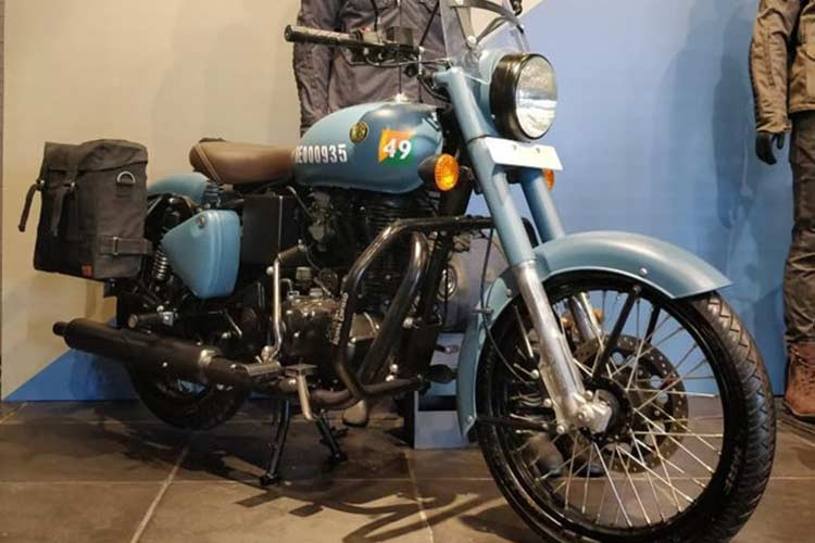 Lấy tên từ đơn vị Lục quân Ấn Độ Quân (Indian Army Corps of Signals), phiên bản Royal Enfield 350 Classic Signals mới này sẽ có hai phiên bản bao gồm Airborne Blue và Storm Rider Sand.