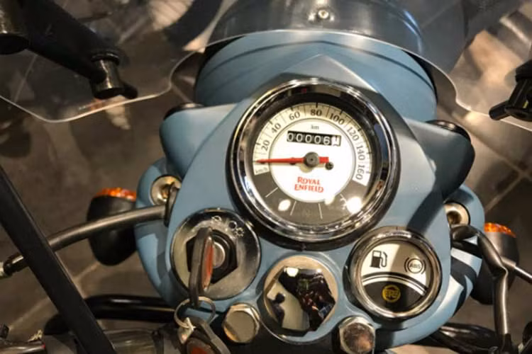 Đồng hồ tốc độ, đồng hồ báo xăng thiết kế đậm chất cổ điển, nằm phía trên đèn pha trông rất cuốn hút. Nó mang thiết kế khá đơn giản với duy nhất đồng hồ báo tốc độ và hiển thị số quãng đường đã qua. một đồng hồ nhỏ báo xăng xuất hiện bên phải, cùng với đó là ổ khoá điện.