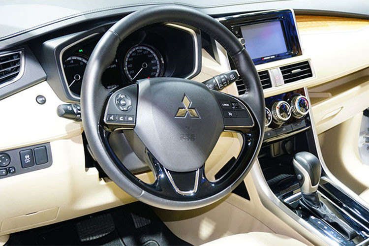 Bên trong Mitsubishi Xpander là không gian nội thất 7 chỗ với hàng ghế thứ 2 gập 60:40 và hàng ghế thứ 3 gập 50:50 để tăng thể tích khoang hành lý. Hệ thống giải trí của mẫu MPV cỡ nhỏ này bao gồm màn hình 6,2 inch, khe cắm USB, dàn âm thanh 6 loa cho bản số tự động, 4 loa cho bản số sàn và ổ cắm điện 12V cho cả 3 hàng ghế...