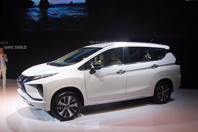 Ngoại hình của Mitsubishi Xpander sẽ khác nhau một chút ở bản số sàn và số tự động. Cụ thể, Mitsubishi Xpander bản số tự động được trang bị lưới tản nhiệt, tay nắm cửa và vỏ gương chiếu hậu mạ crôm. Trong khi đó, bản số sàn đi kèm lưới tản nhiệt màu đen, tay nắm cửa và vỏ gương ngoại thất sơn giống màu thân xe. Ngoài ra, bản số tự động còn được trang bị thêm đèn sương mù.