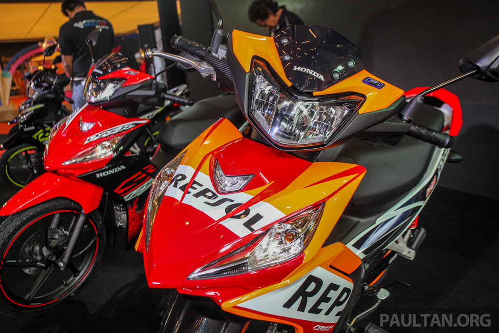 Ở phía trước, Honda Dash 125 mới có phần đầu với đèn pha đon khá giống Wave Alpha. Tuy nhiên phần mặt nạ của chiếc xe đã được thay đổi gọn gàng hơn, sắc sảo hơn. Bên cạnh cặp đèn xi-nhanhạ thấp vuốt sắc lẹm dưới yếm, chiếc xe còn có một đèn định vị nằm chính giữa mặt nạ.