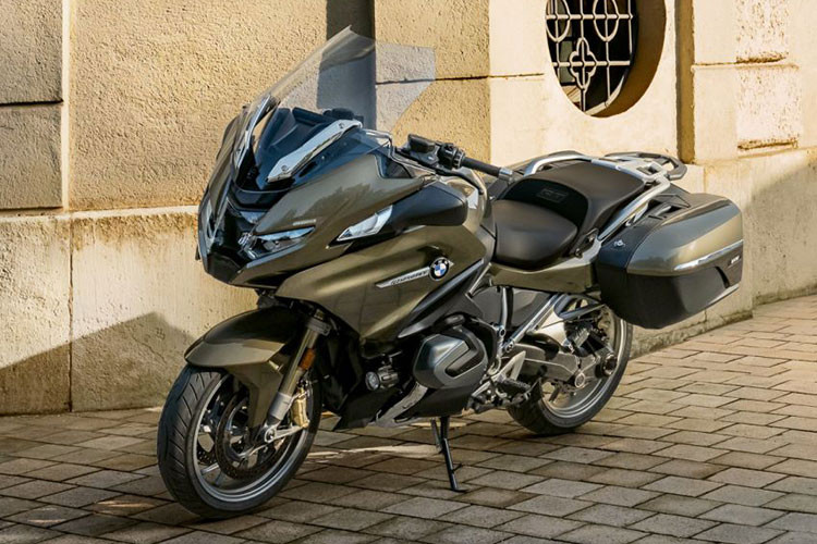 Mẫu xe môtô touring "người anh em" với R1250GS là BMW R1250RT hoàn toàn mới đã chính thức được ra mắt phiên bản 2022 với thiết kế và trang bị phục vụ người lái một cách toàn diện hơn cho những chuyến đi dài.