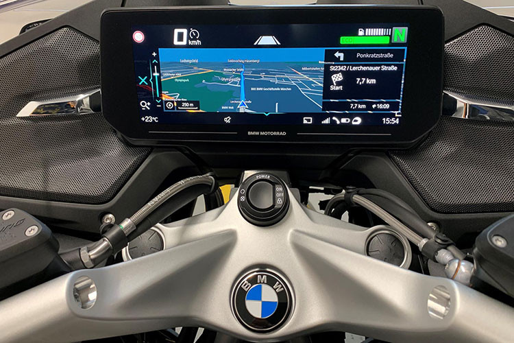 Là một mẫu Touring hiện đại, BMW R1250RT 2022 được trang bị gói Premium Package sở hữu nhiều trang bị tối tân như màn hình màu TFT mới kết nối được cùng điện thoại thông minh, hệ thống phuộc trước điều chỉnh điện bán chủ động, chế độ lái Pro,...