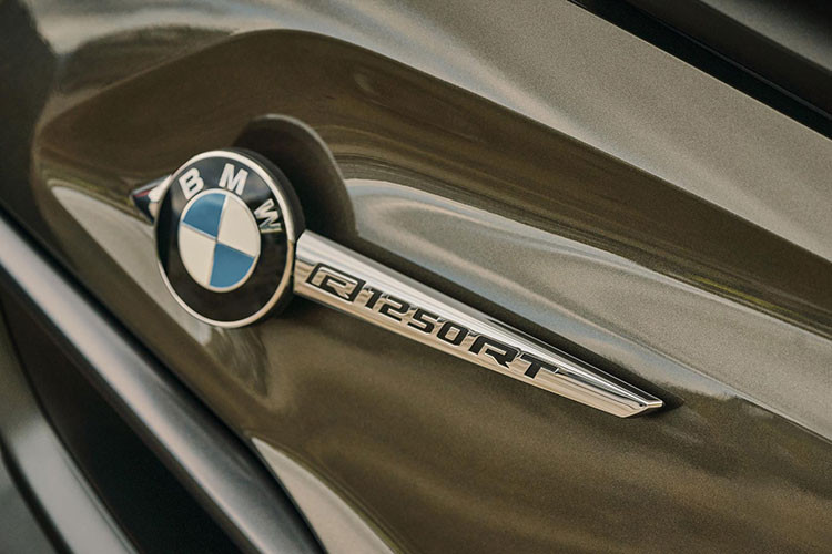 BMW R1250RT 2022 vẫn sở hữu hệ thống phuộc trước dạng BMW Telelever đường kính 37 mm, phuộc sau BMW EVO Paralever Monoshock có thể điều chỉnh. Phanh đĩa kép trước 320 mm với kẹp phanh 4 pis, đĩa phanh sau 276 mm với kẹp phanh 2 pis cùng với hệ thống BMW Motorrad ABS Pro, vành mâm hợp kim 17 inch với kích thước lốp trước sau là 120/70-17 và 180/55-17.