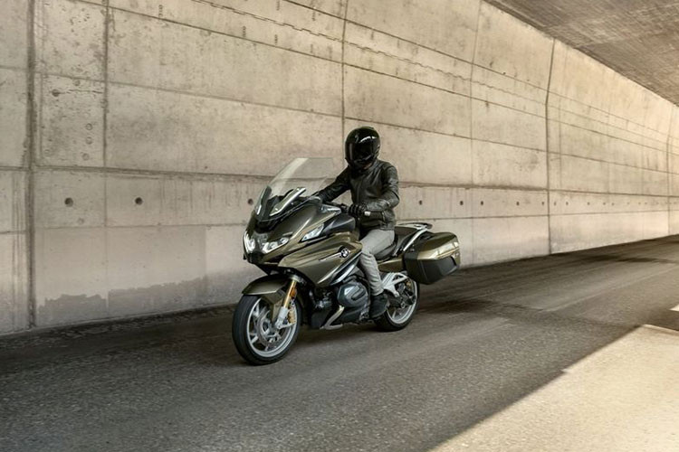 Ngoài ra, xe còn được bán tùy chọn với gói Premium trị giá 4.500 USD tương đương với hơn 100 triệu đồng để sở hữu thêm nhiều trang bị và chế độ lái đặc biệt. Xe sẽ chính thức lên kệ từ tháng 11/2021 này.