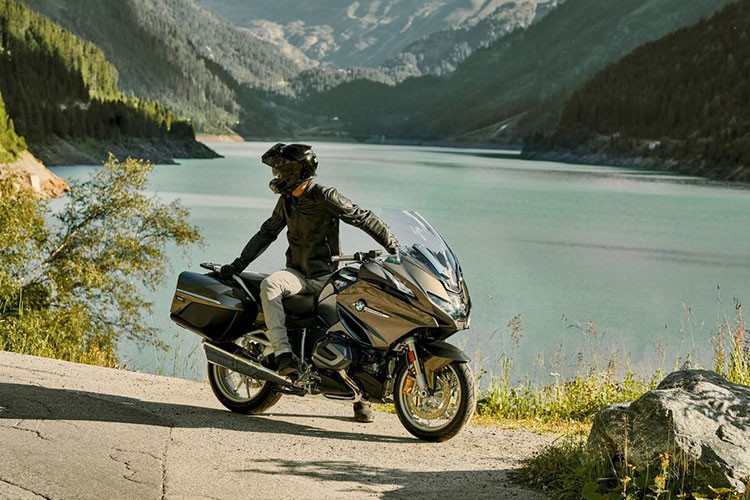 Ở thế hệ BMW R1250RT 2022 mới, nó được BMW Motorrad giữ nguyên thiết kế với kiểu dáng touring đồ sộ, dàn đầu xe là một khối hoành tráng che chắn cho người lái cùng trọng tâm xe thấp, yên lái lớn mang lại sự thoải mái cao nhất cho người cầm lái.