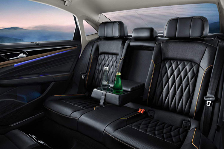 Xe sở hữu động cơ TSI 2.0L, với 2 mức công suất 183 mã lực và 217 mã lực, tùy theo từng phiên bản. Hộp số DSG 7 cấp tự động. Nhiều khả năng sẽ có thêm phiên bản thể thao hơn. Bên cạnh đó là phiên bản hybrid plug-in, sử dụng kết hợp một động cơ xăng TSI 1.4L và một động cơ điện, cho tổng công suất 208 mã lực và mô-men xoắn 400 Nm.