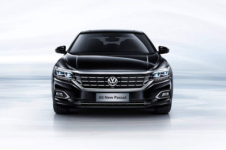 Những hình ảnh rò rỉ của Volkswagen Passat 2019 hoàn toàn mới này cho thấy mẫu xe này được trang bị lưới tản nhiệt cỡ lớn hơn chạy ngang cắt khúc, cụm đèn pha LED và đèn hậu tái thiết kế, tương tự cản sau.